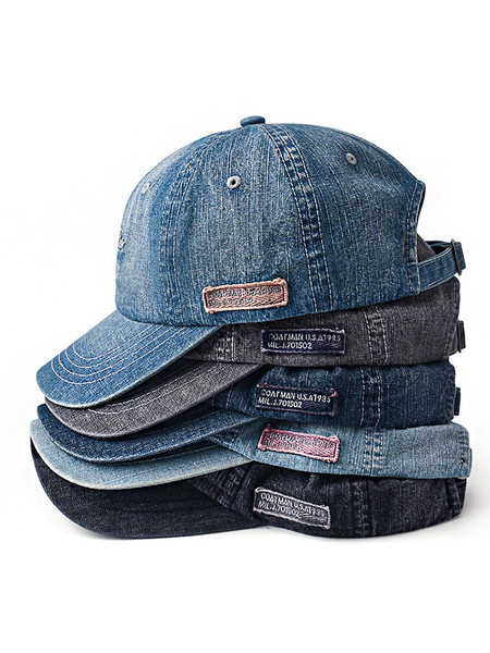 Мъжка дънкова шапка с козирка и бродиран надпис подходяща за ежедневието