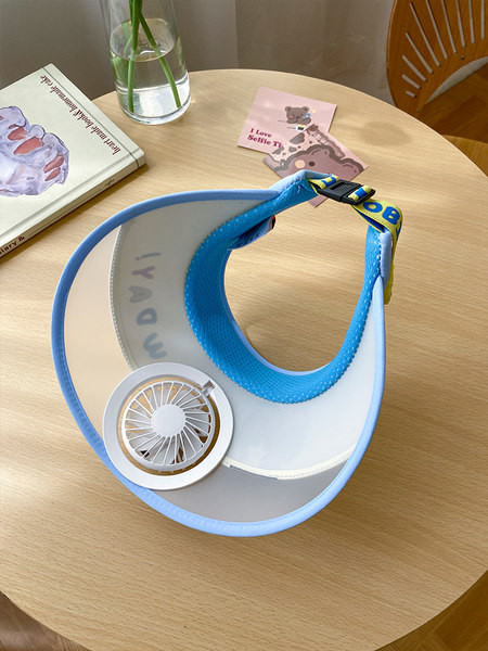 Детска козирка за лятото с вентилатор