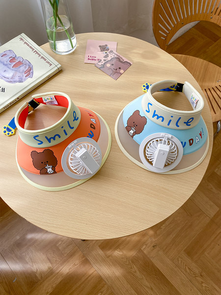 Детска козирка за лятото с вентилатор