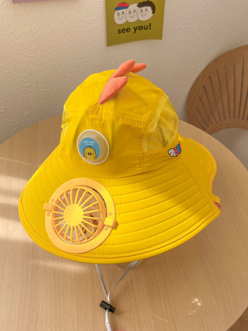 Детска шапка с широка периферия и вграден вентилатор