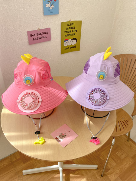 Детска шапка с широка периферия и вграден вентилатор