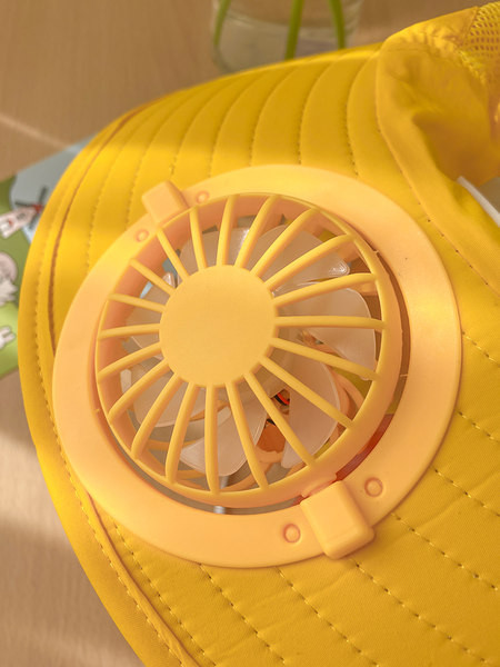 Детска шапка с широка периферия и вграден вентилатор