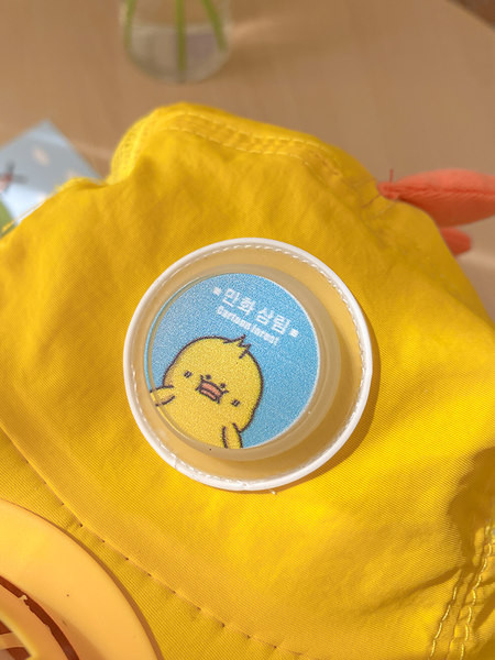 Детска шапка с широка периферия и вграден вентилатор