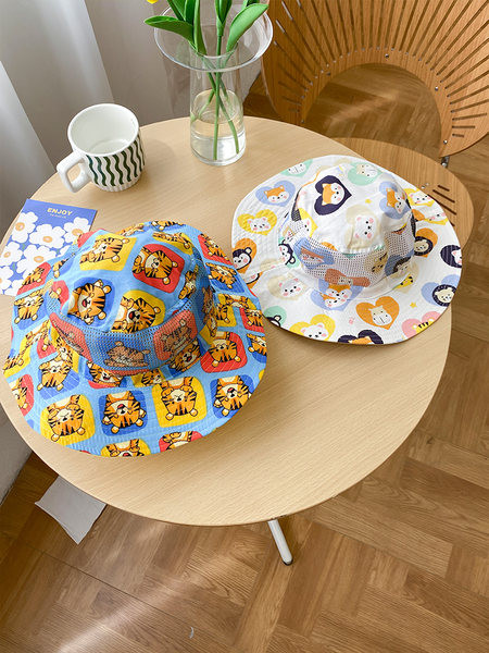 Детска слънцезащитна шапка с цветна апликация