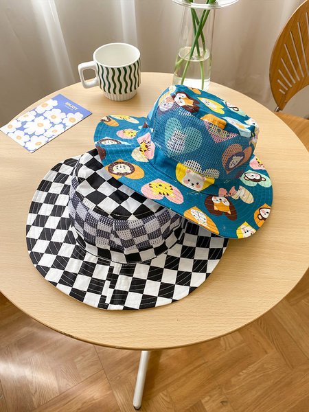 Детска слънцезащитна шапка с цветна апликация