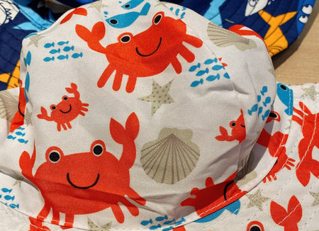 Детска лятна шапка с цветен принт