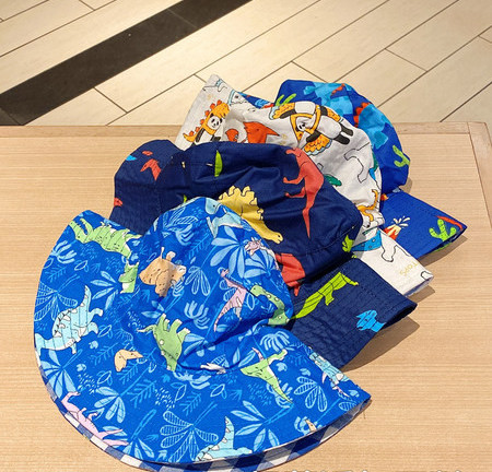 Детска лятна шапка с цветен принт