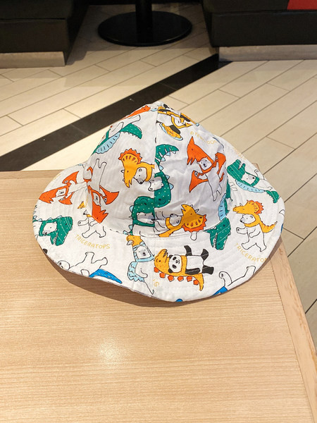 Детска лятна шапка с цветен принт