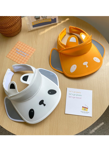 Детска шапка с 3D декорация и козирка 