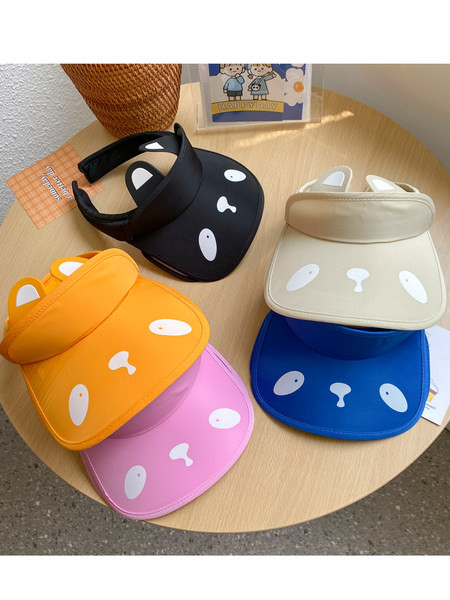 Детска шапка с 3D декорация и козирка 