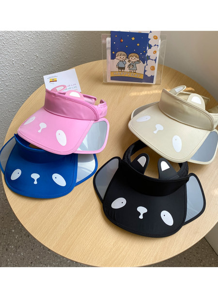 Детска шапка с 3D декорация и козирка 