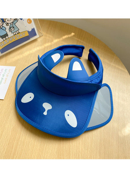 Детска шапка с 3D декорация и козирка 