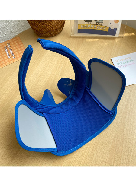 Детска шапка с 3D декорация и козирка 