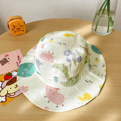 Детска текстилна шапка с цветен  десен