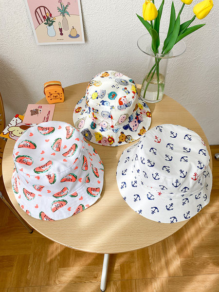 Детска текстилна шапка с цветен  десен