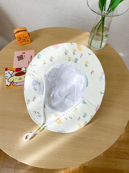 Детска текстилна шапка с цветен  десен