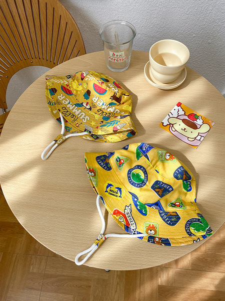 Детска текстилна шапка с цветен  десен