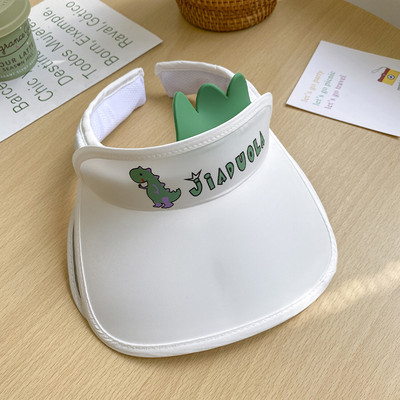 Детска шапка с квадратна козирка и надпис 