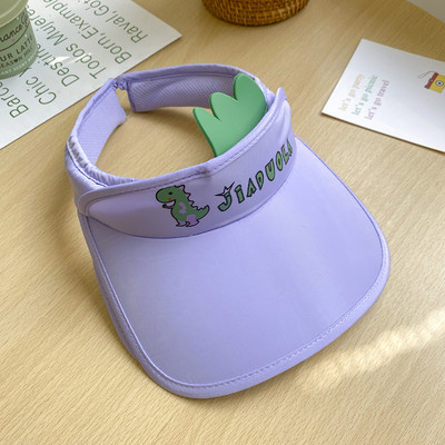 Детска шапка с квадратна козирка и надпис 