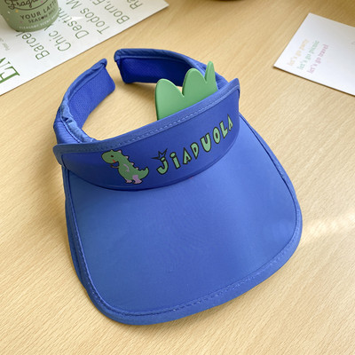 Детска шапка с квадратна козирка и надпис 