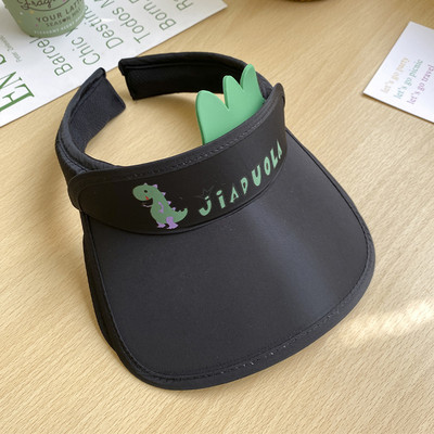 Детска шапка с квадратна козирка и надпис 