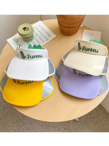 Детска шапка с квадратна козирка и надпис 