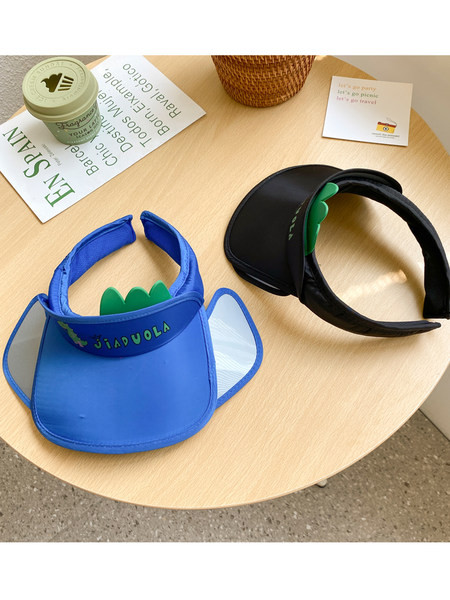 Детска шапка с квадратна козирка и надпис 