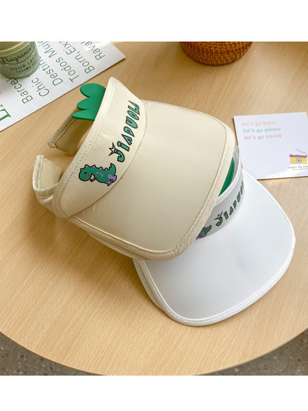 Детска шапка с квадратна козирка и надпис 