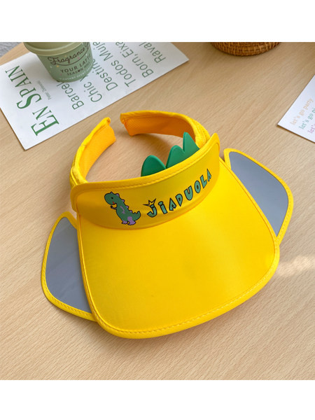 Детска шапка с квадратна козирка и надпис 