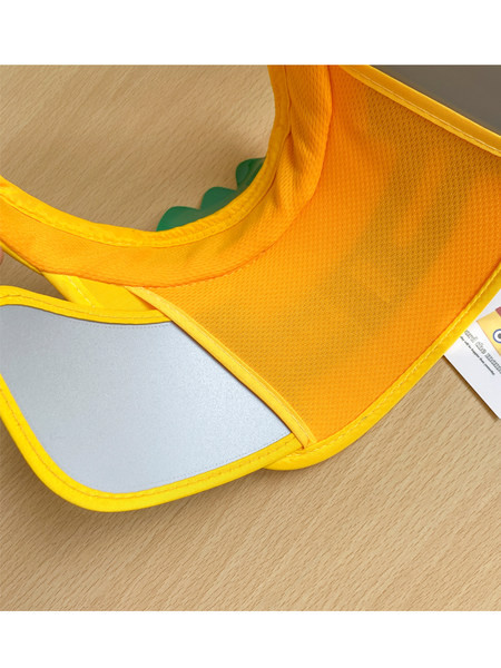 Детска шапка с квадратна козирка и надпис 