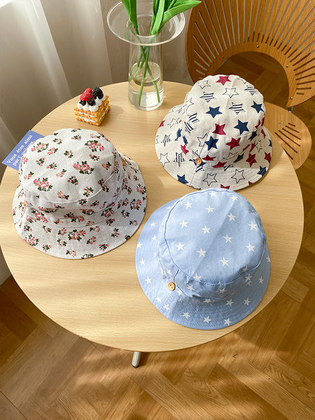 Детска текстилна шапка с цветен принт