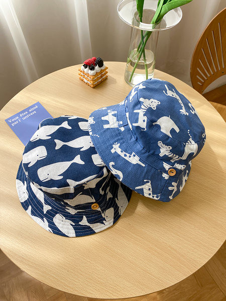 Детска текстилна шапка с цветен принт