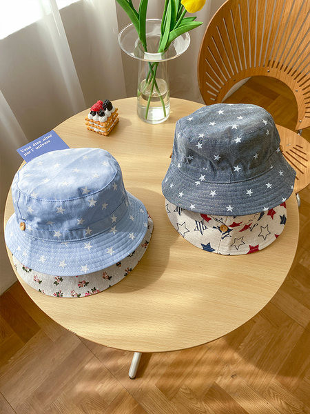 Детска текстилна шапка с цветен принт