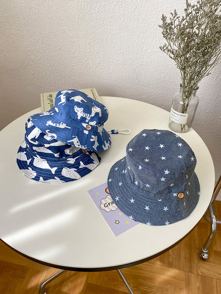 Детска текстилна шапка с цветен принт