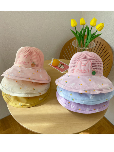 Детска цветна шапка с мрежеста част 