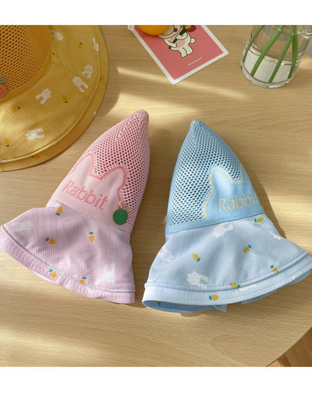 Детска цветна шапка с мрежеста част 