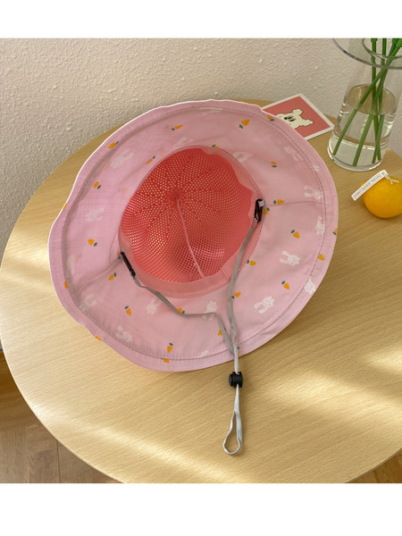 Детска цветна шапка с мрежеста част 