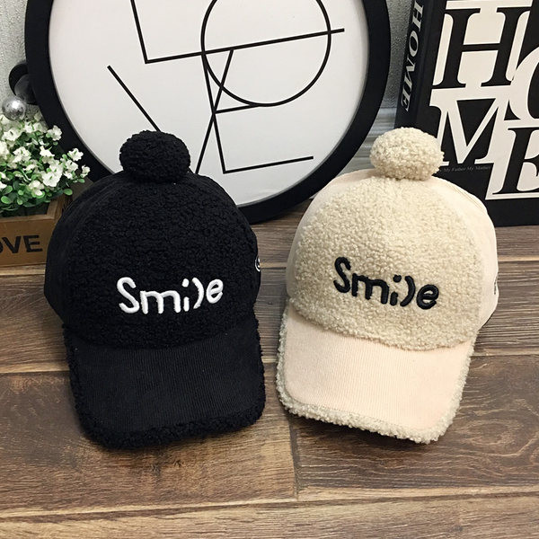 Есенно-зимна шапка с козирка с помпон