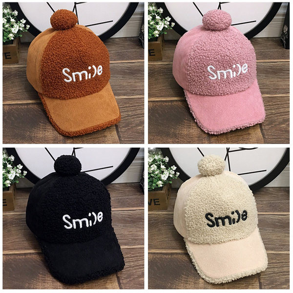 Есенно-зимна шапка с козирка с помпон