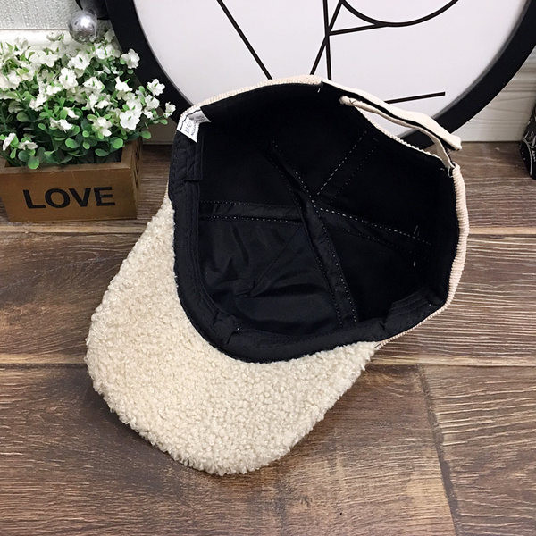 Есенно-зимна шапка с козирка с помпон