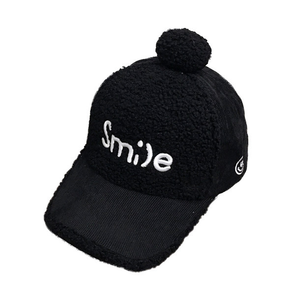 Есенно-зимна шапка с козирка с помпон