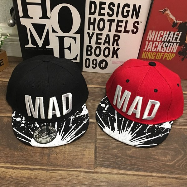 Детска шапка с козирка и бродиран надпис