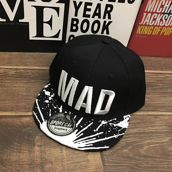 Детска шапка с козирка и бродиран надпис