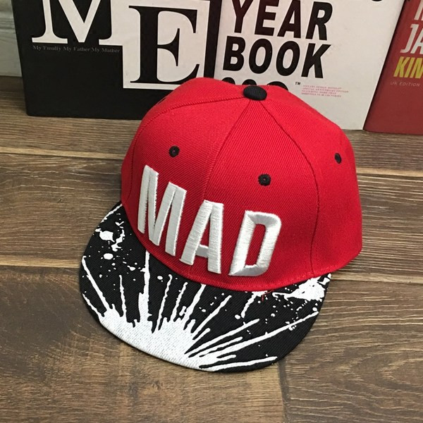 Детска шапка с козирка и бродиран надпис