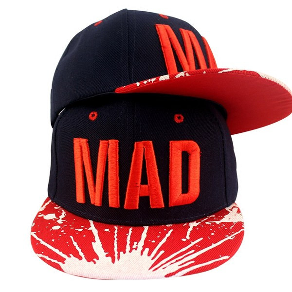 Детска шапка с козирка и бродиран надпис