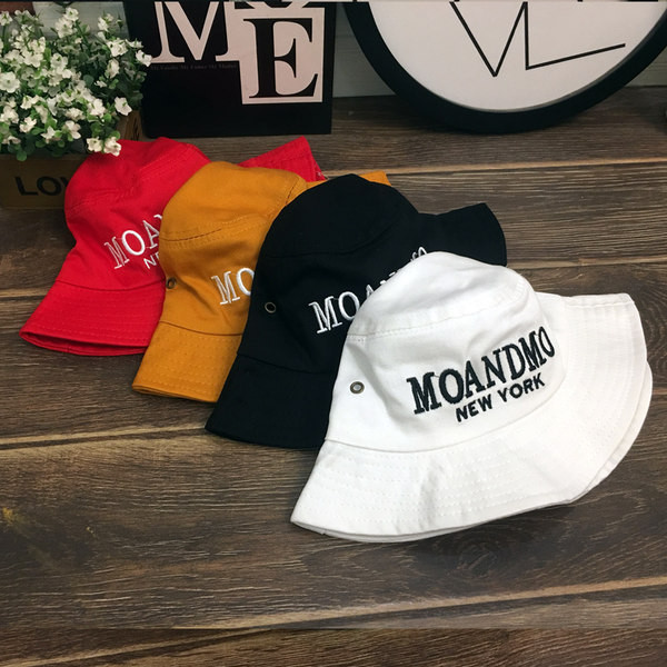 Текстилна детска шапка с бродиран надпис