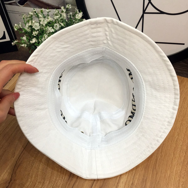 Текстилна детска шапка с бродиран надпис