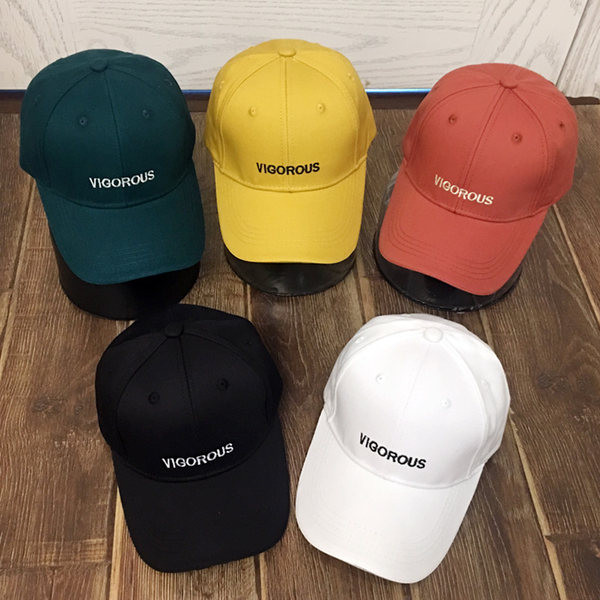 Детска шапка с козирка