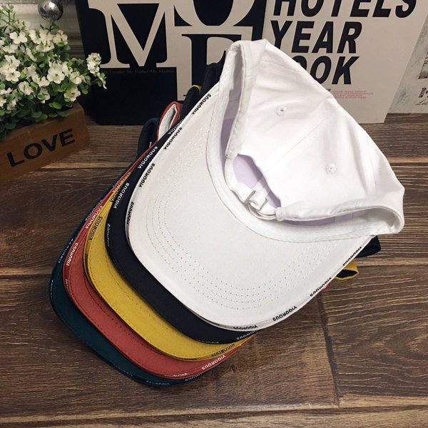 Детска шапка с козирка