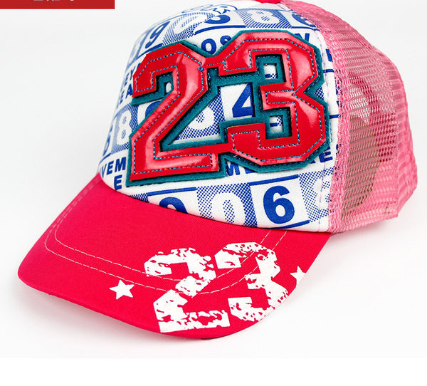 Детска шапка с козирка и мрежеста част